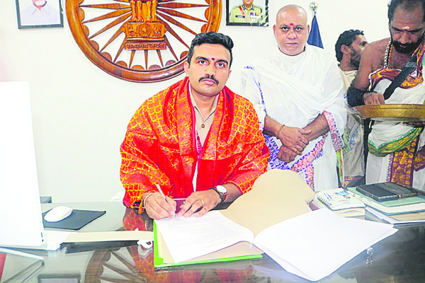 జిల్లా ఎస్పీగా రాహుల్ మీనా బాధ్యతల స్వీకరణ 1