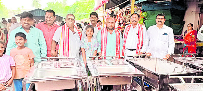 ‘ఇంటింటికీ పరిశుభ్రత’ కిట్ పంపిణీ 1