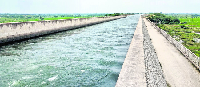 కింద వాగు.. పైన సాగర్ ఎడమ కాల్వ1