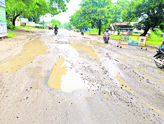 గుంతలమయంగా రహదారులు 1