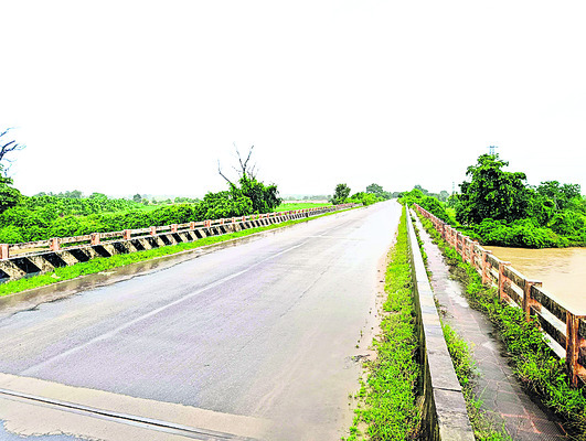 గుంతలమయంగా రహదారులు 3