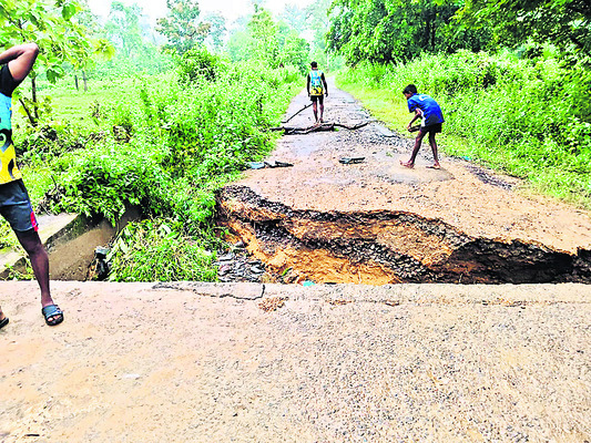 గుంతలమయంగా రహదారులు 4