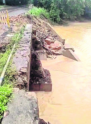 గుంతలమయంగా రహదారులు 2