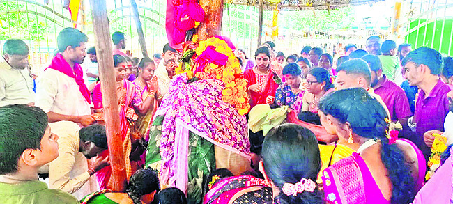 మేడారంలో భక్తుల సందడి1