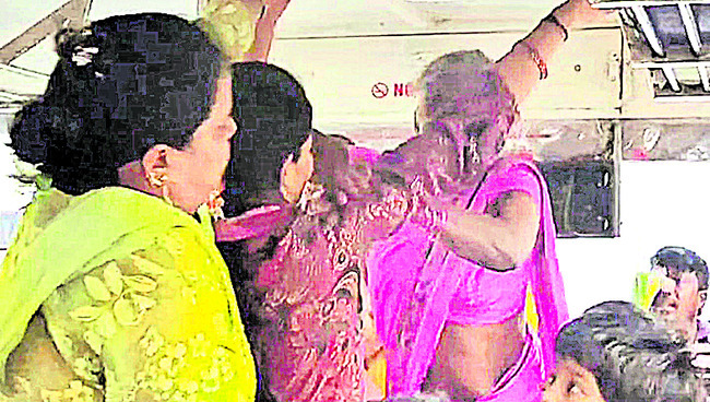 ఫ్రీ బస్సులో మహిళల డిష్యుం..డిష్యుం! 1