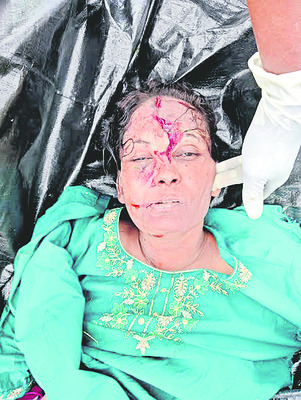రైలు నుంచి జారిపడి మహిళ మృతి 1