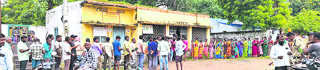 తెల్లవారకముందే క్యూలైన్‌లో..1