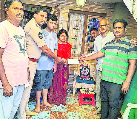 కానిస్టేబుల్ కుటుంబానికి సాయం 3