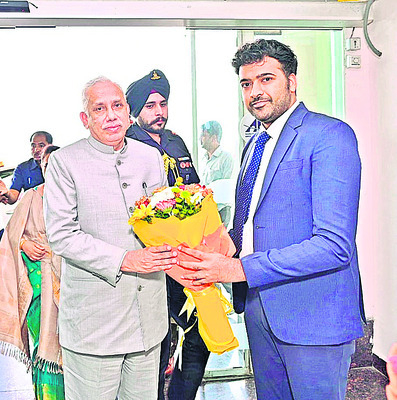గవర్నర్‌కు సాదర స్వాగతం 
1