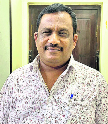 కట్టెలు పట్టుకొని వెళ్తున్నాం
1
