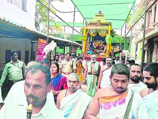 రత్నగిరికి పోటెత్తిన భక్తులు1