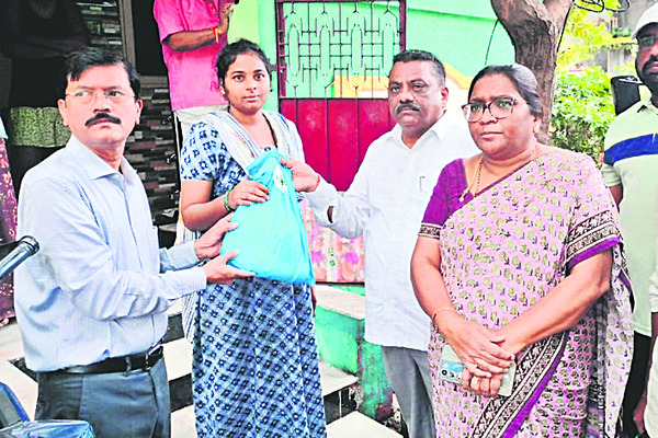‘ఇంటింటికీ పరిశుభ్రత’ కిట్ పంపిణీ 2