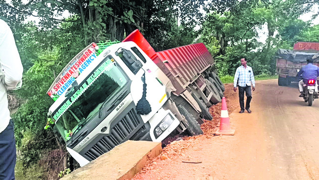 మురికి కాలువలో వ్యక్తి మృతదేహం లభ్యం
1