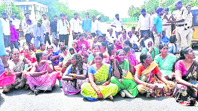 యూరియా.. బారులు1