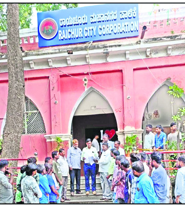 కబ్జా స్థలాలు ఖాళీ చేయించరూ1