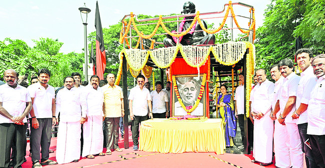 ‘అన్నా’కు ఘన నివాళులు1