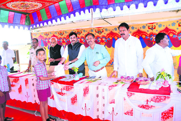 తెలంగాణ ప్రజాపాలన దినోత్సవ అతిథిగా ‘గుత్తా’1