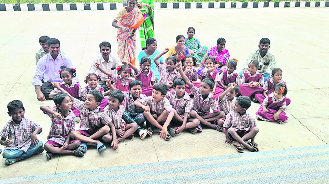 ఉపాధ్యాయుల్లేక.. విద్యకు దూరమవుతున్నాం 1