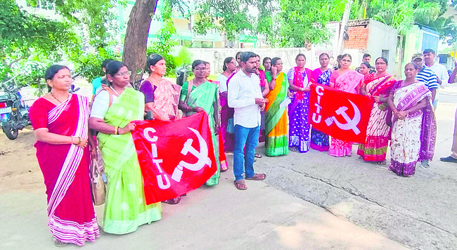 రైల్వే టికెట్‌ బుకింగ్‌ కౌంటర్‌ను పునరుద్ధరించండి 
2