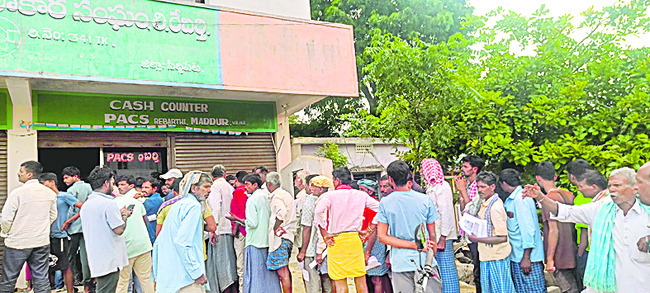 రోడ్డెక్కిన రైతులు1