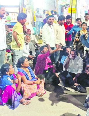 రోడ్డెక్కిన రైతులు2