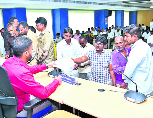 రోడ్డు మరమ్మతు  చేయించండి
1