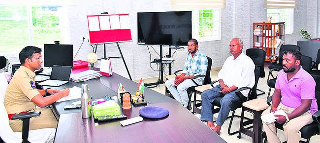 పోలీస్‌ గ్రీవెన్స్‌కు   12 దరఖాస్తులు3