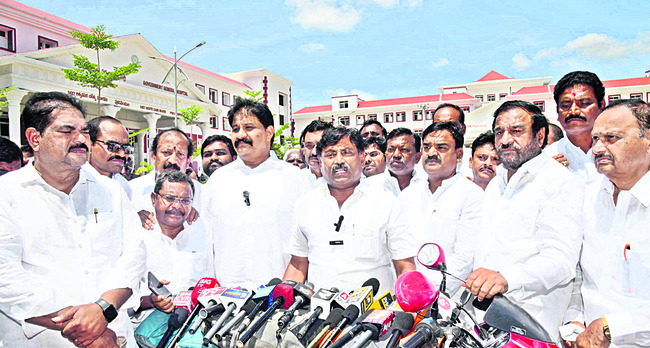 మెడికల్ సీట్లను వెనక్కి పంపిన దద్దమ్మ ప్రభుత్వం5