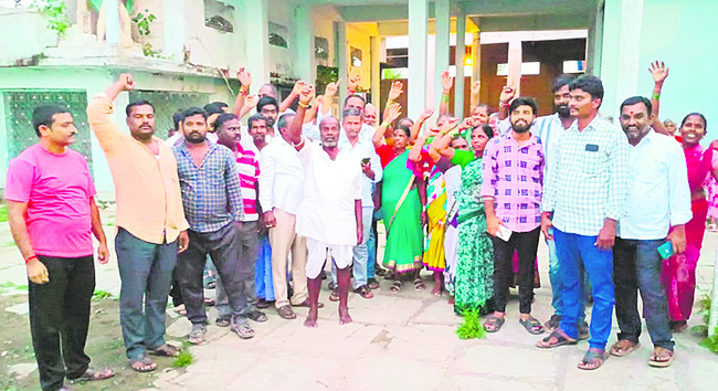 పింఛన్‌ వెంటనే పెంచాలి 
1