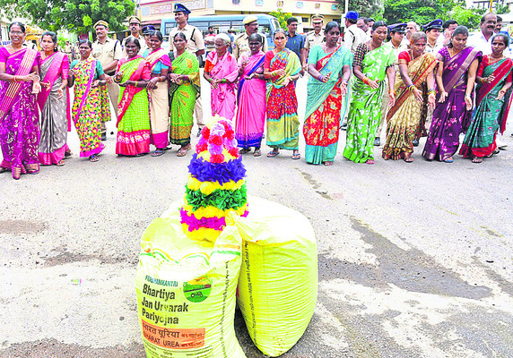 యూరియా కోసం బతుకమ్మతో నిరసన1