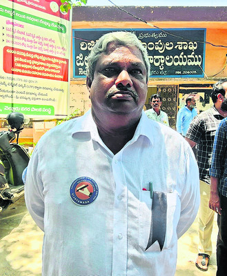 అధికారులు స్పందించాలి
1
