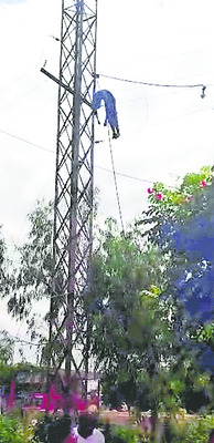 కరెంటు వైరు లాగుతుండగా..1