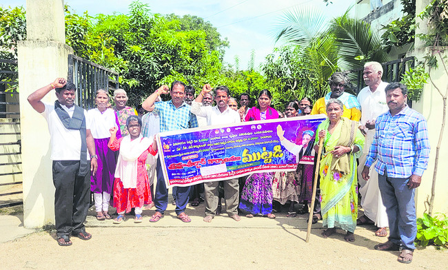 టీచర్లకు టెట్ మినహాయింపు ఇవ్వాలి
2