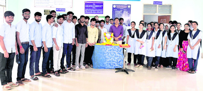 రామిలేరులో గల్లంతైన యువతి మృతదేహం లభ్యం 1