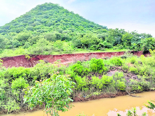 యథేచ్ఛగా గ్రావెల్‌ అక్రమ తవ్వకాలు 2