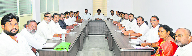 పార్టీ బలోపేతానికి కృషి చేయాలి1