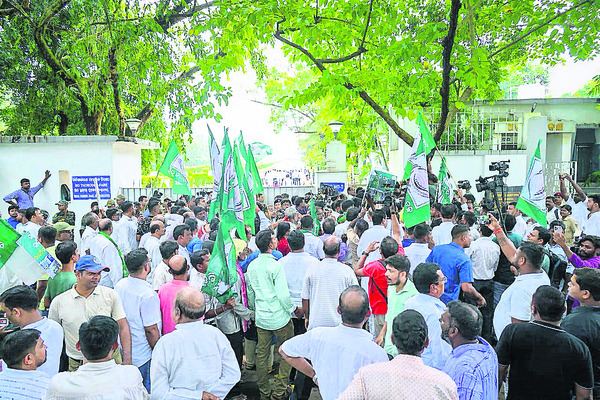 ఎరువుల పంపిణీలో ప్రభుత్వం విఫలం 1