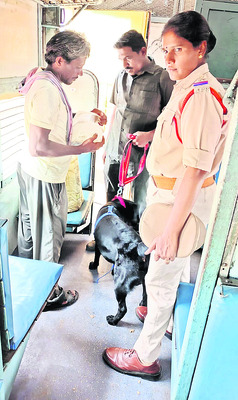 రైల్లో తనిఖీలు
1