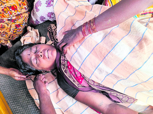 ట్రాక్టర్‌ బోల్తా.. మహిళ దుర్మరణం1