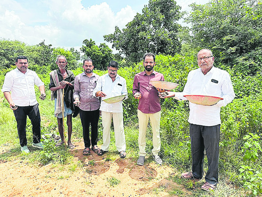 రైల్వే టికెట్‌ బుకింగ్‌ కౌంటర్‌ను పునరుద్ధరించండి 
1