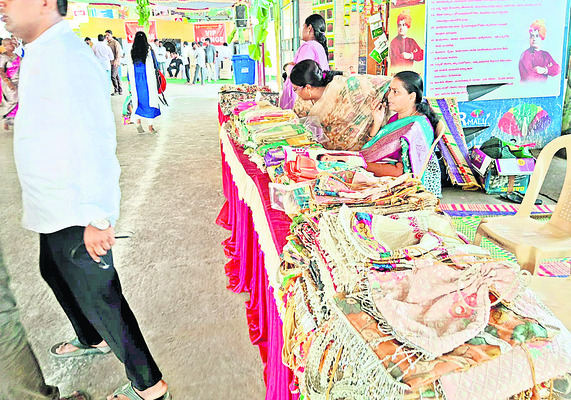 ● వీఐపీలకే మా సేవ! 1
