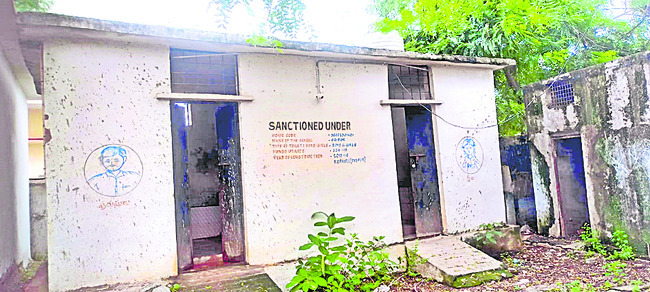 నీటి వెతలు బోలెడు.. చేతి పంపే చేదోడు1