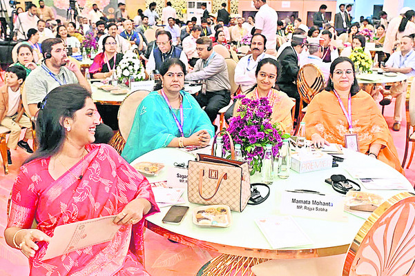 డిజిటల్ యుగంలో మహిళలు కీలకం1