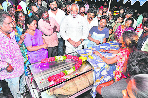 మహిళ మృతదేహంతో ధర్నా 1