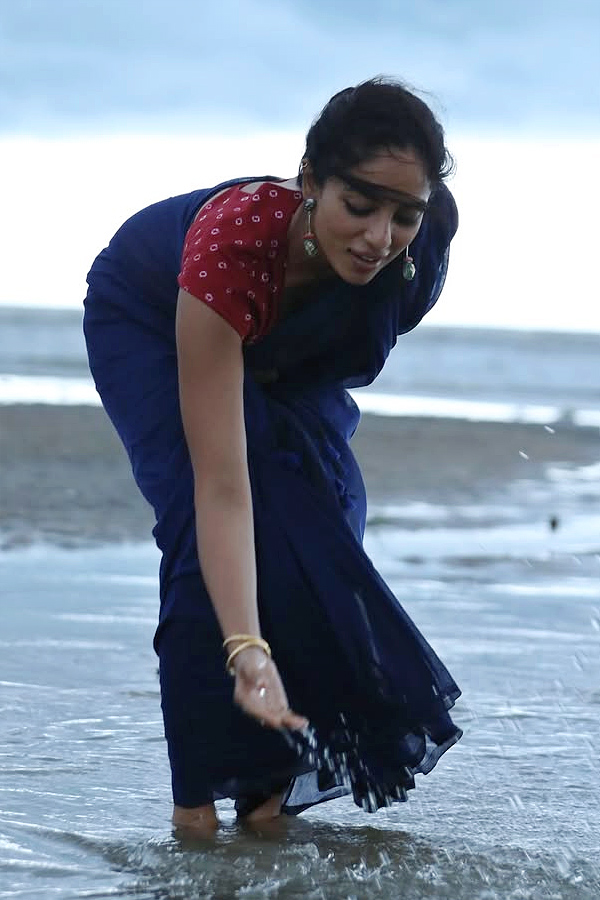 Actress Shobhita Dhulipala Enjoying on The Beach Photos4