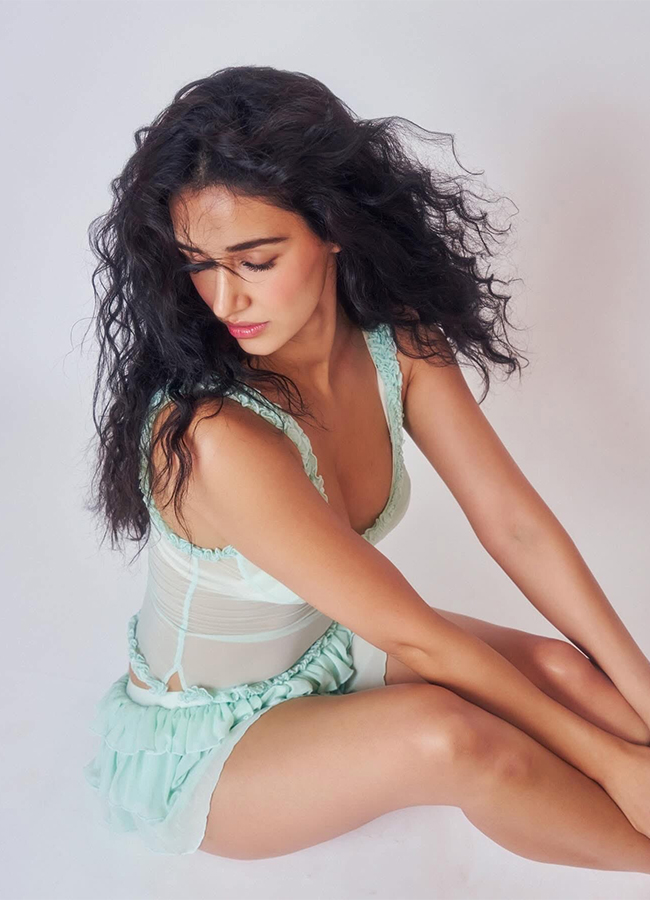 Bollywood Actress Disha Patani Trending Photos10