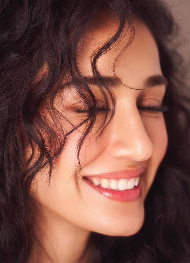 Bollywood Actress Disha Patani Trending Photos11