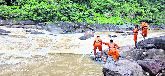 లభ్యంకాని మత్స్యకారుడి ఆచూకీ 1