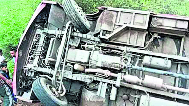 బస్సు డివైడర్‌ని ఢీకొని ఇద్దరు మృతి 1