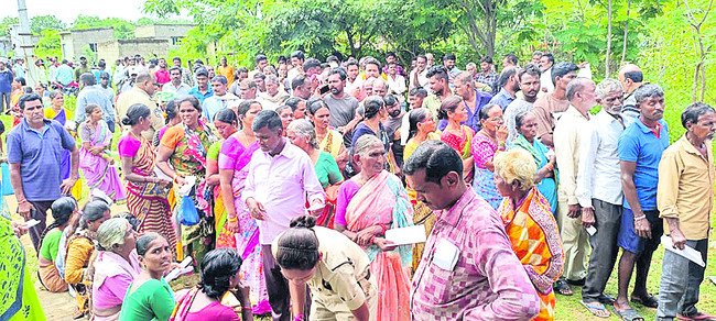 యూరియా కోసం రోడ్డెక్కిన రైతులు1